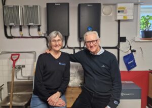 Familjen Östlund i Falun framför sin smarta anläggning från Ferroamp, leverarat av oss på Falu Solenergi.