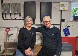 Familjen Östlund i Falun framför sin smarta anläggning från Ferroamp, leverarat av oss på Falu Solenergi.